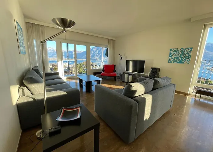 Lichtdurchflutete Mit Panorama-sicht Und Schwimmbad/sauna